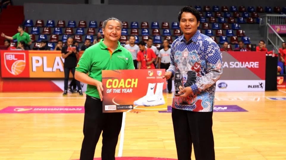 Hasan%20Gozali%20%28kiri%29%20ingin%20IBL%202017%20yang%20berlangsung%20Januari%20diikuti%2012%20tim.